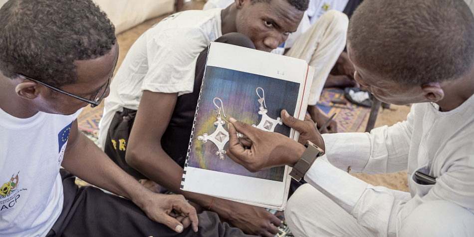 Both angels and demons?<br>The role and nature of migrant smugglers